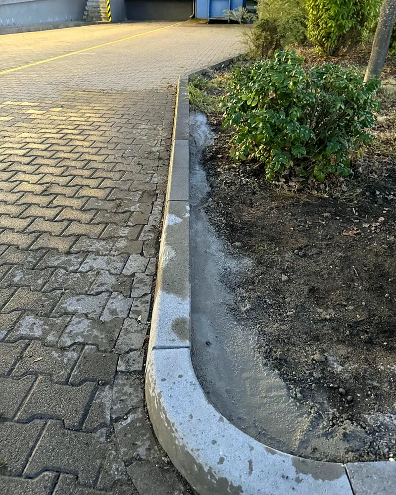 Fertig: neu gesetzte Beton-Randsteine als saubere Beeteinfassung