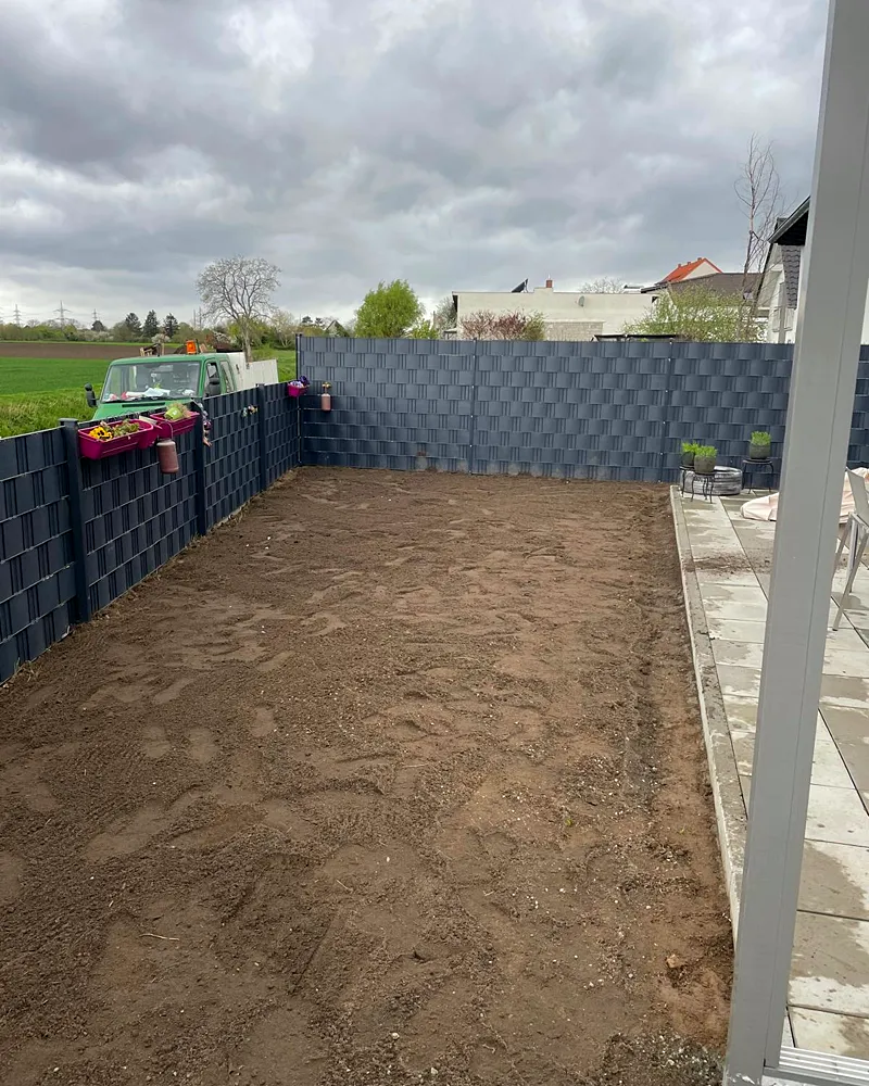 Vorher: planiertes Erdreich im eingezäunten Neubaugarten